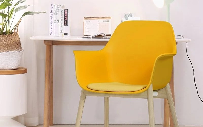 Stylish, comfortable dining chair with wooden legs