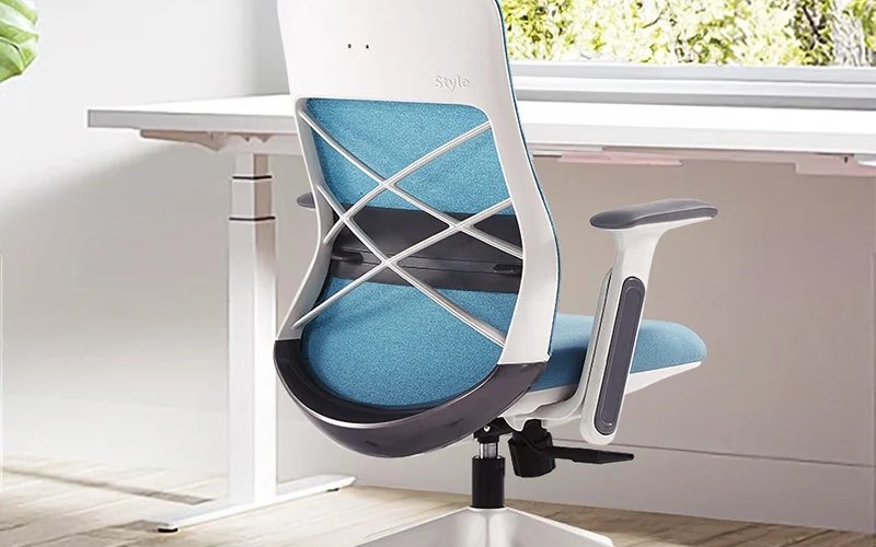 Ergonomic chair for long hours, with a correct posture setup guide for the home office